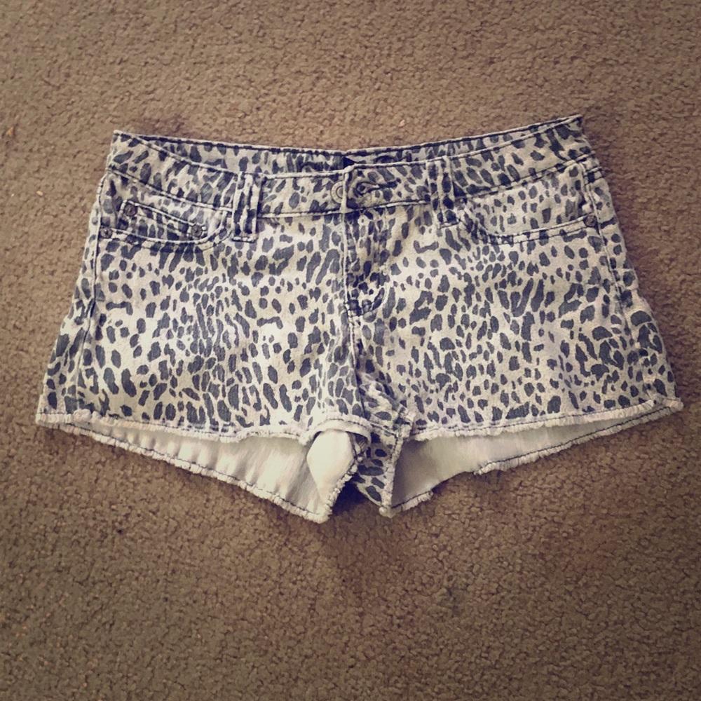 FREE SHIPPING Black & White animal print shorts